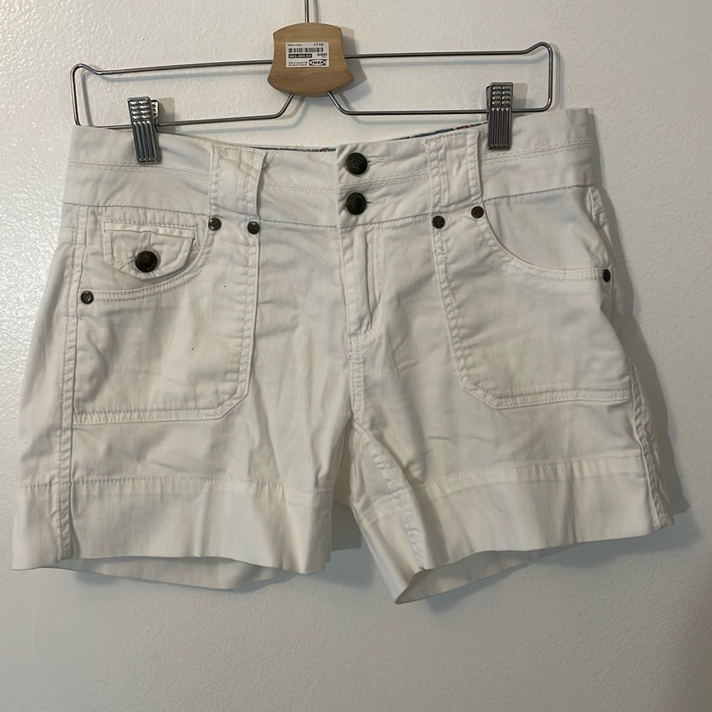 One Love white shorts size 4 98% cotton 2% spandex button pockets